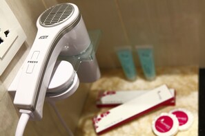 Een douche, gratis toiletartikelen, een haardroger, pantoffels