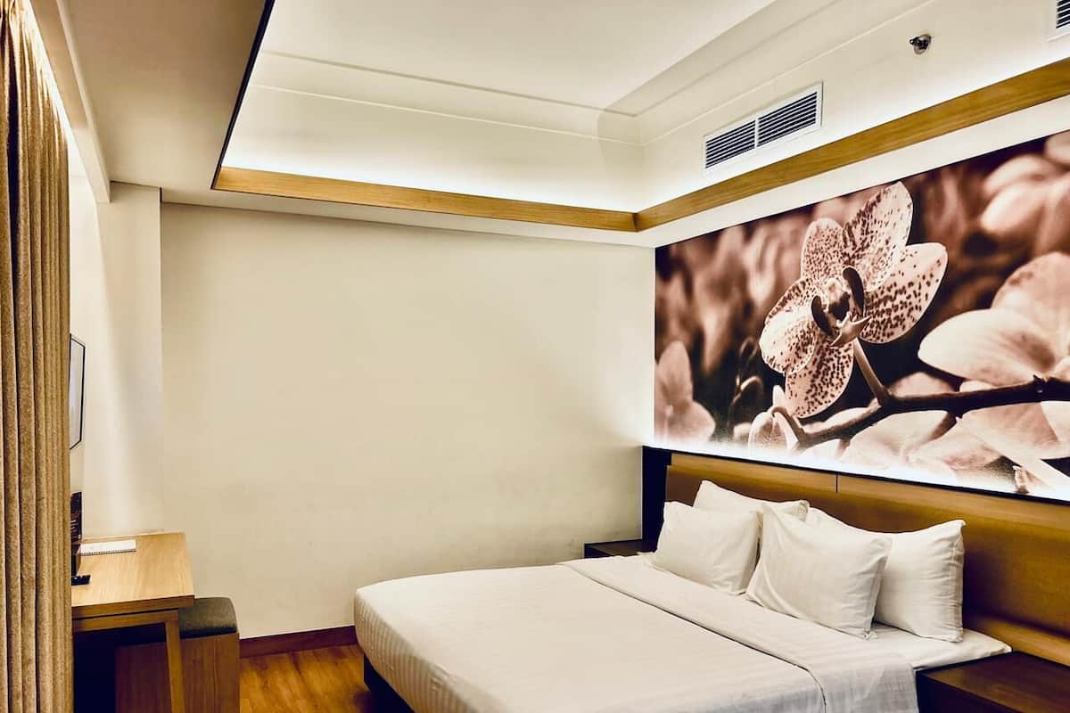 Premium bedding, minibar, in-room safe, desk