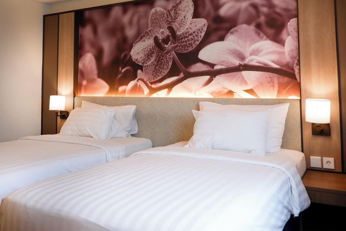 Deluxe Room (Twin) | Peralatan tempat tidur premium, bar mini, peti besi dalam bilik, meja