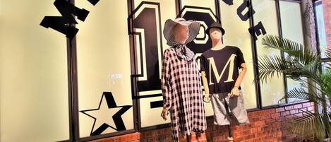 Maniquíes frente a una pared con el texto 'MIBOUTIQUE 1'.