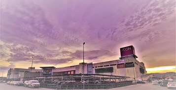 Un centro comercial grande con varias tiendas, incluyendo A&EON, F.O.S y PADIN.