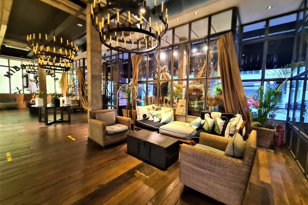 M Boutique Station 18