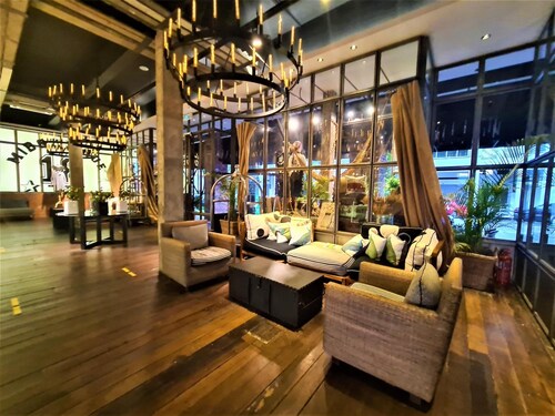 M Boutique Station 18