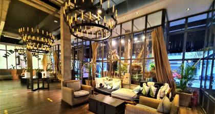 M Boutique Station 18