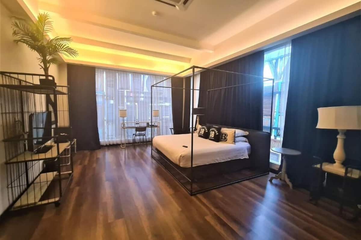 premier room, 1 king bed | minibar, in-room safe, desk, soundproofing