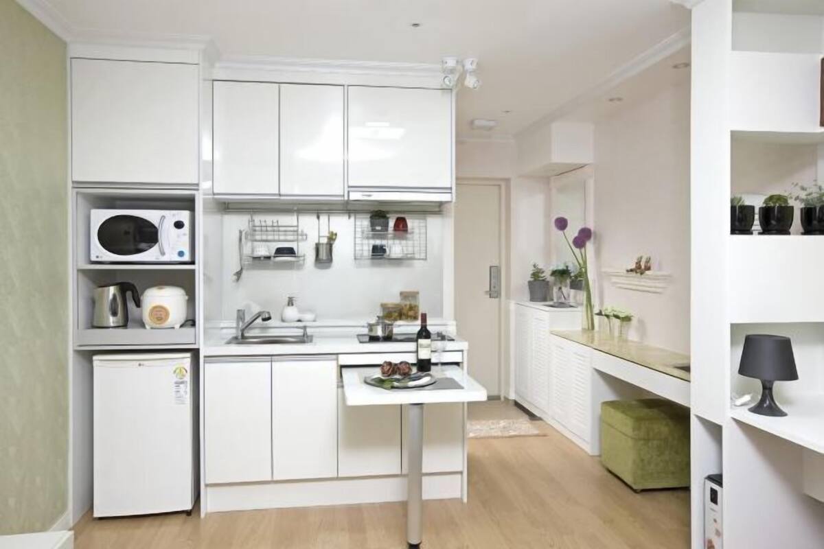 Cocina privada | Cafetera y tetera, refrigerador, microondas y tetera eléctrica 