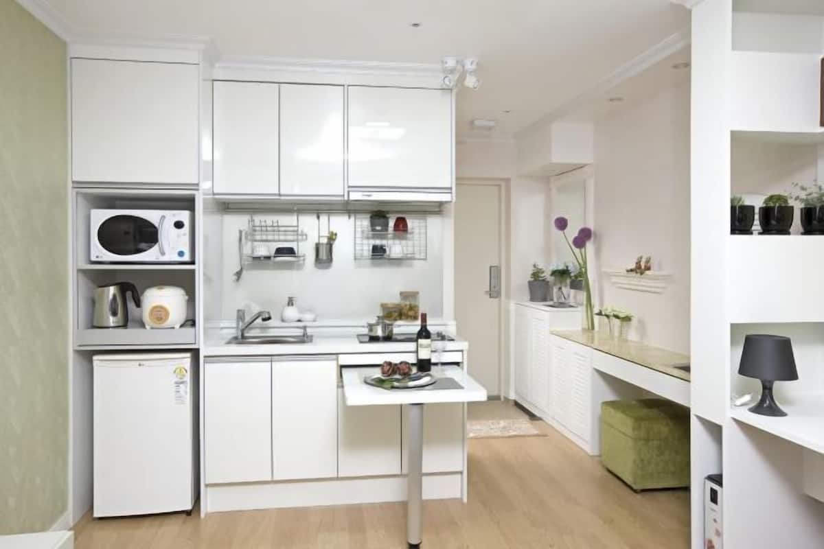 Eigene Küche | Kühlschrank, Mikrowelle, Wasserkocher mit Kaffee-/Teezubehör