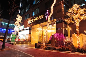 Façade de l’hébergement - soirée/nuit