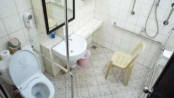 Secador de pelo, toallas