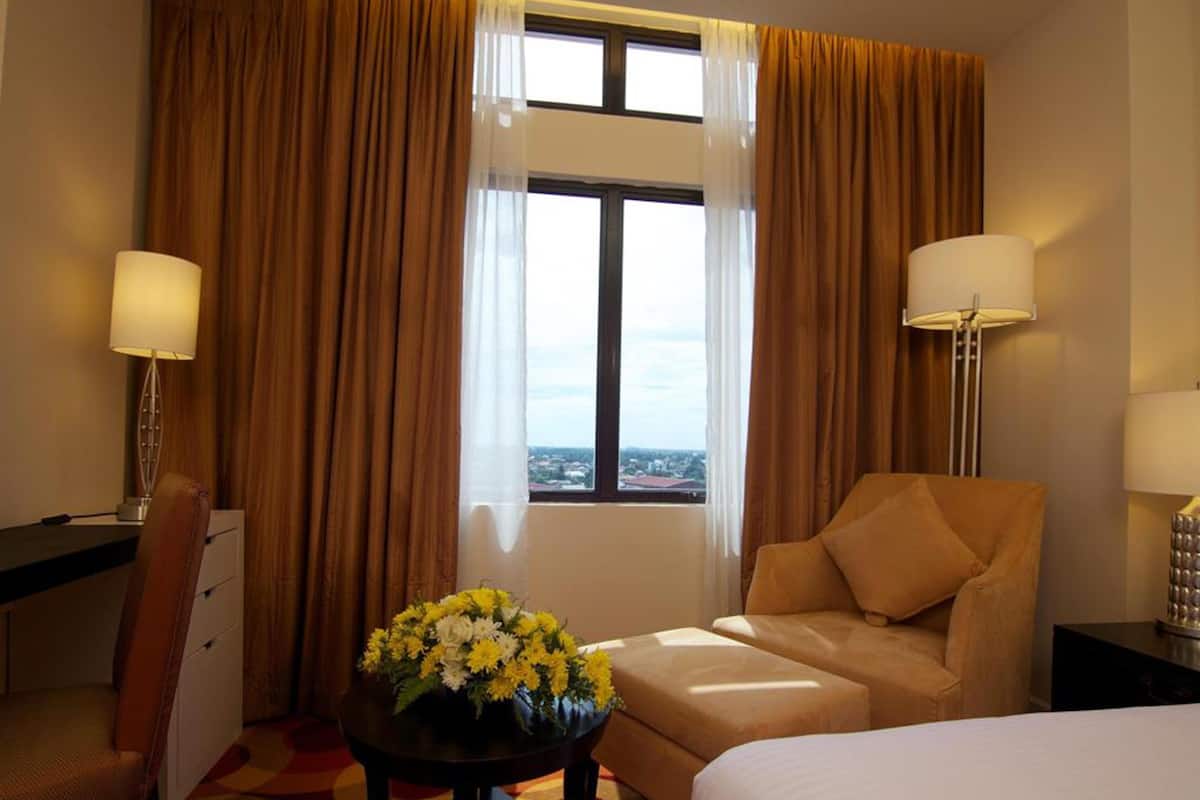 Minibar, két bảo mật tại phòng, bàn