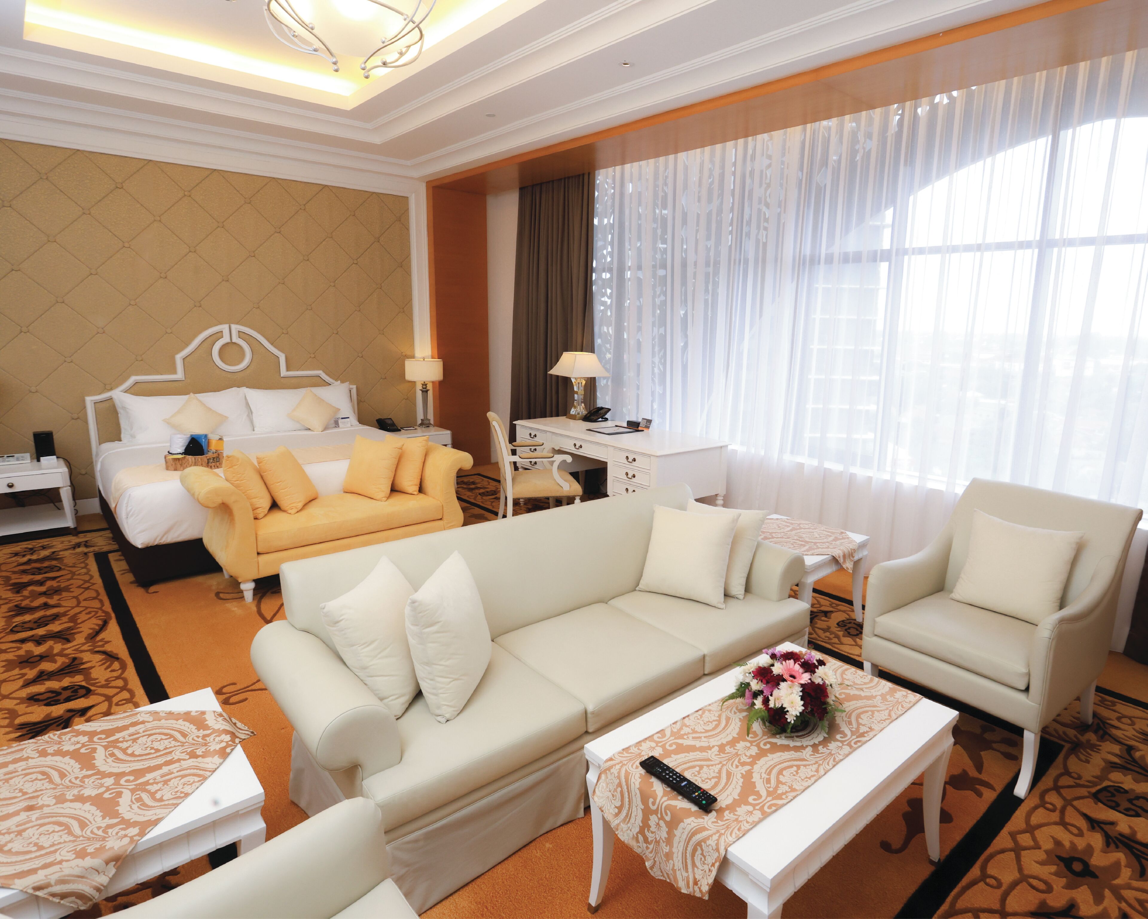 Royal Suite (2-Bedroom) | 迷你吧、客房内保险箱、办公桌、笔记本电脑工作区