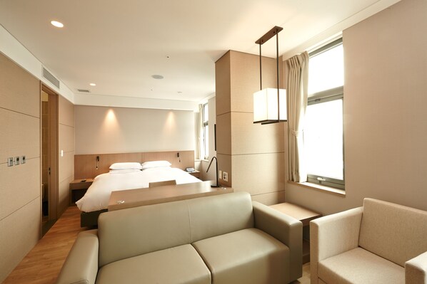Corner Suite - No Parking | Premium bedding, in-room safe, desk, free WiFi