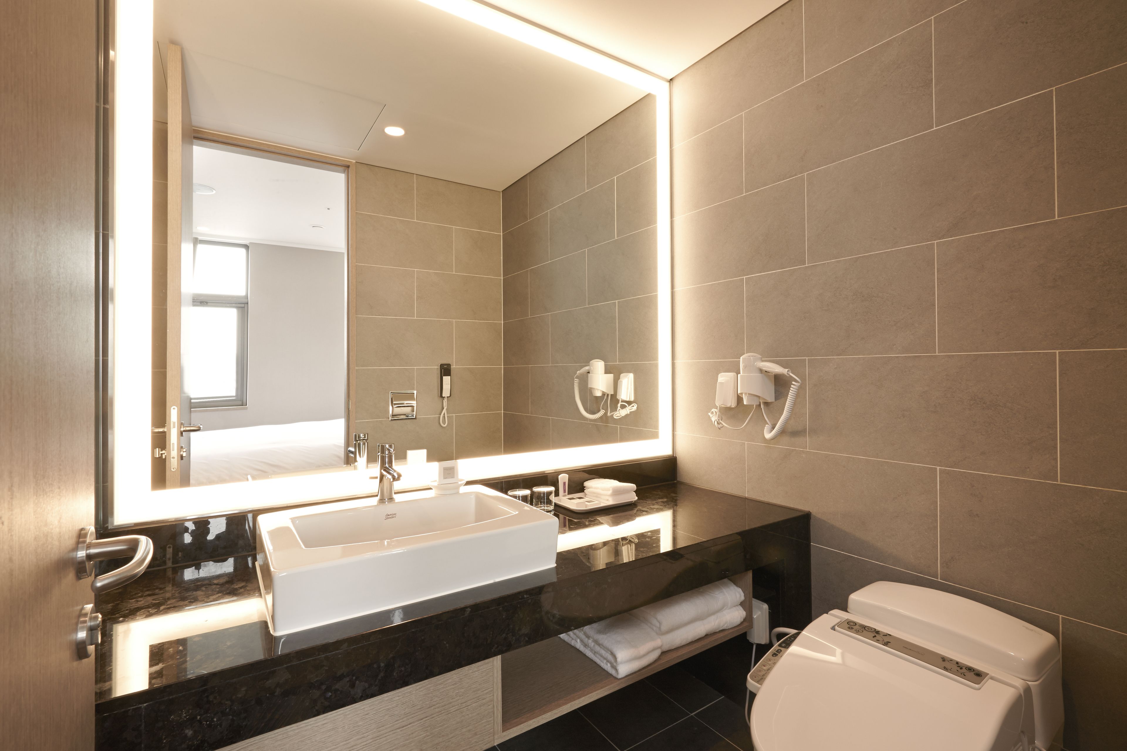 suite, corner | bathroom | deep-soaking bathtub, free toiletries, hair dryer, dressing gowns