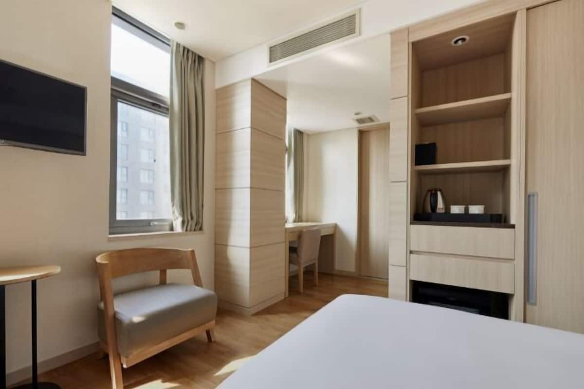 1 Schlafzimmer, hochwertige Bettwaren, Zimmersafe, Schreibtisch