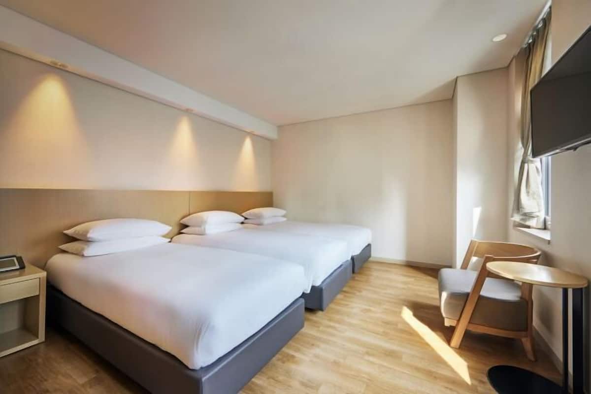 1 Schlafzimmer, hochwertige Bettwaren, Zimmersafe, Schreibtisch