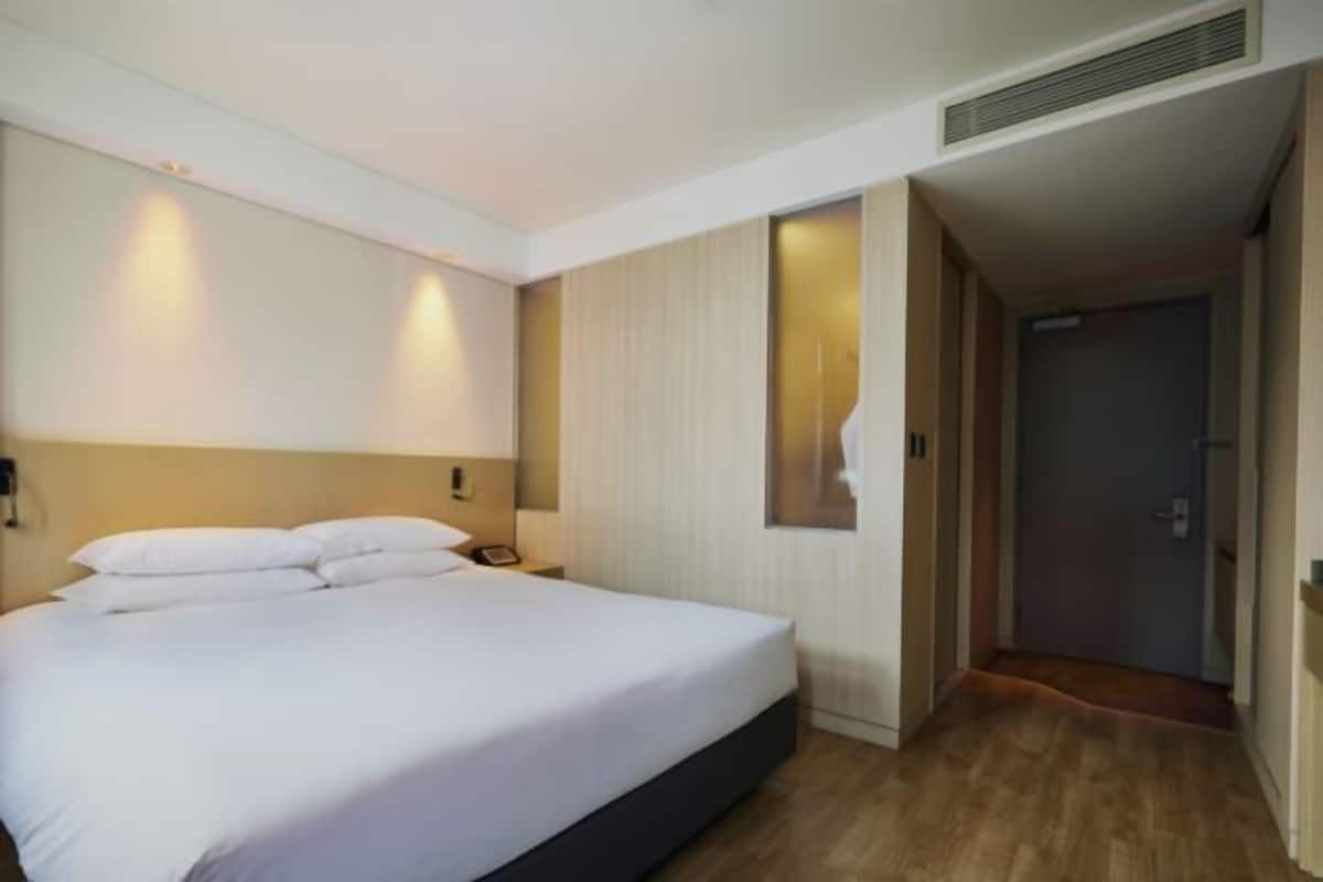 1 Schlafzimmer, hochwertige Bettwaren, Zimmersafe, Schreibtisch