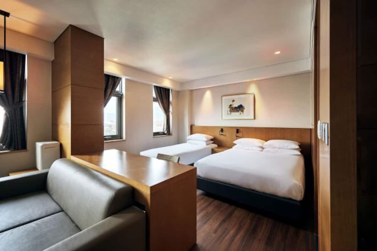 1 Schlafzimmer, hochwertige Bettwaren, Zimmersafe, Schreibtisch