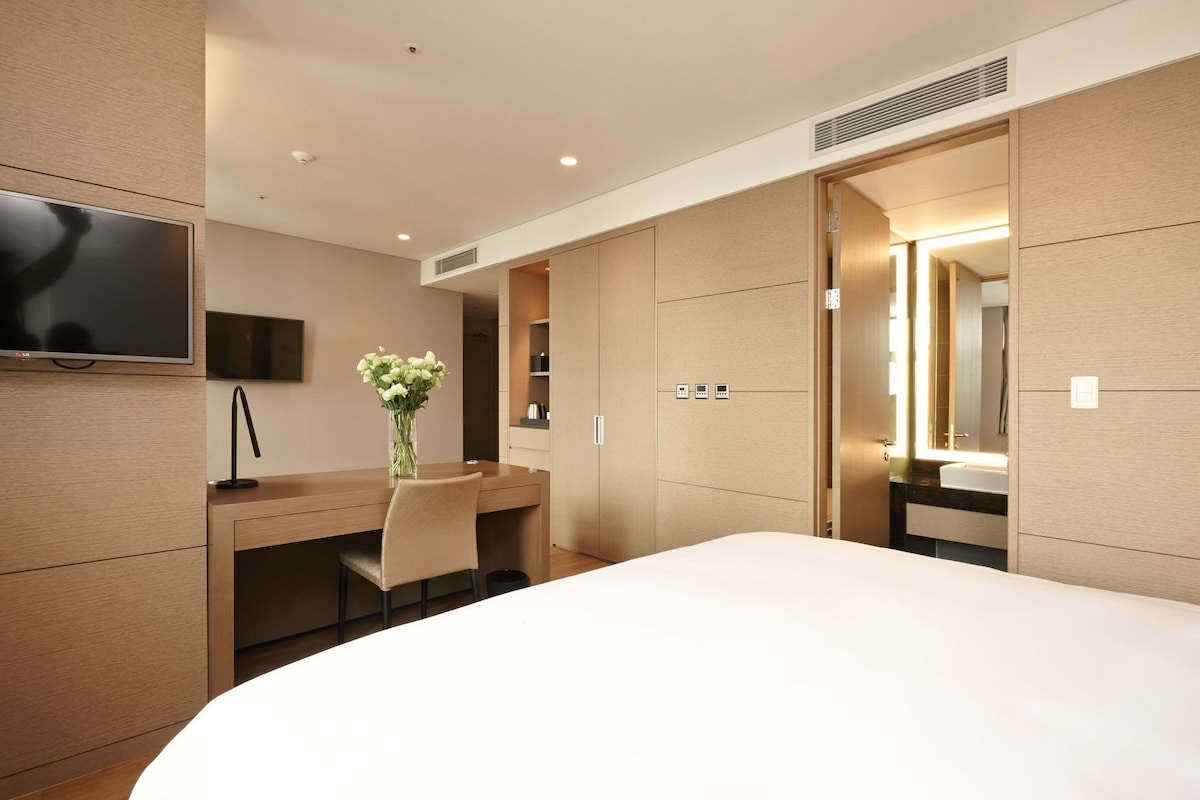 Premium bedding, in-room safe, desk, WiFi (free)