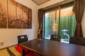 Townhome (5 futon, 2 semidouble, 1 sofa bed) | Private kitchen