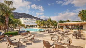 2 bars/lounges, 2 beach bars, poolside bar