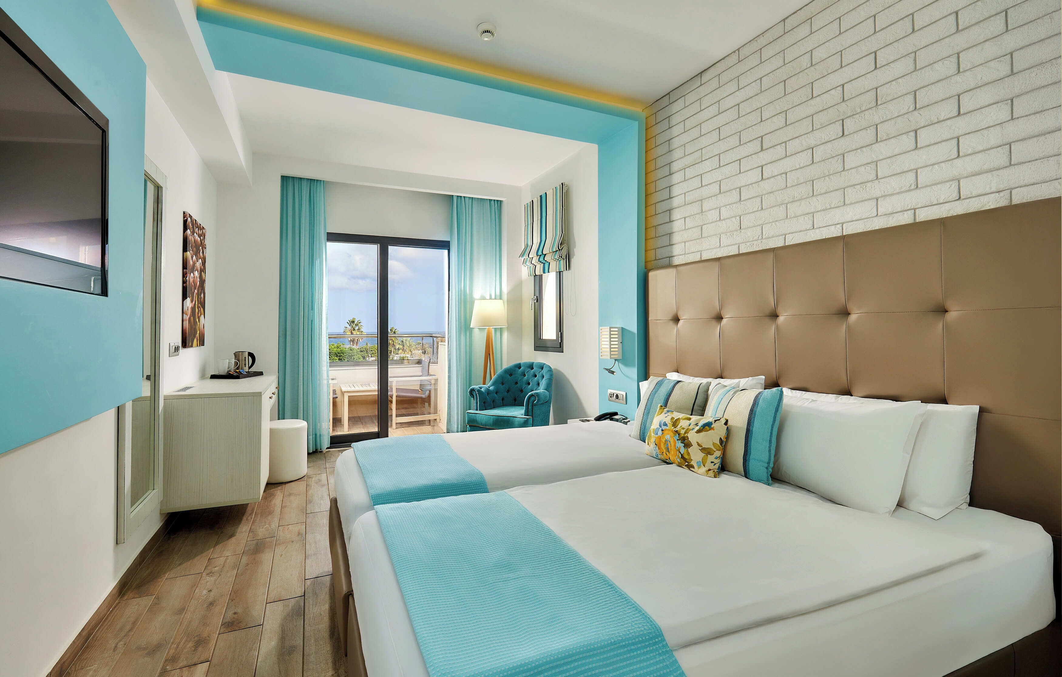 Superior Double Room Sea View | 高档床上用品、记忆海绵床垫、笔记本电脑工作区、隔音