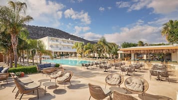 2 bars, 2 bars de plage, bar en bord de piscine