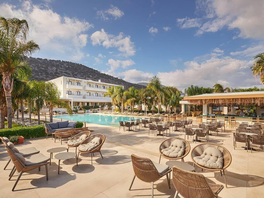 2 bars/lounges, 2 beach bars, poolside bar