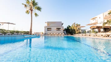 Een seizoensgebonden buitenzwembad, parasols voor strand/zwembad