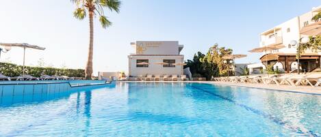 Sæsonbestemt udendørs pool, parasoller, liggestole