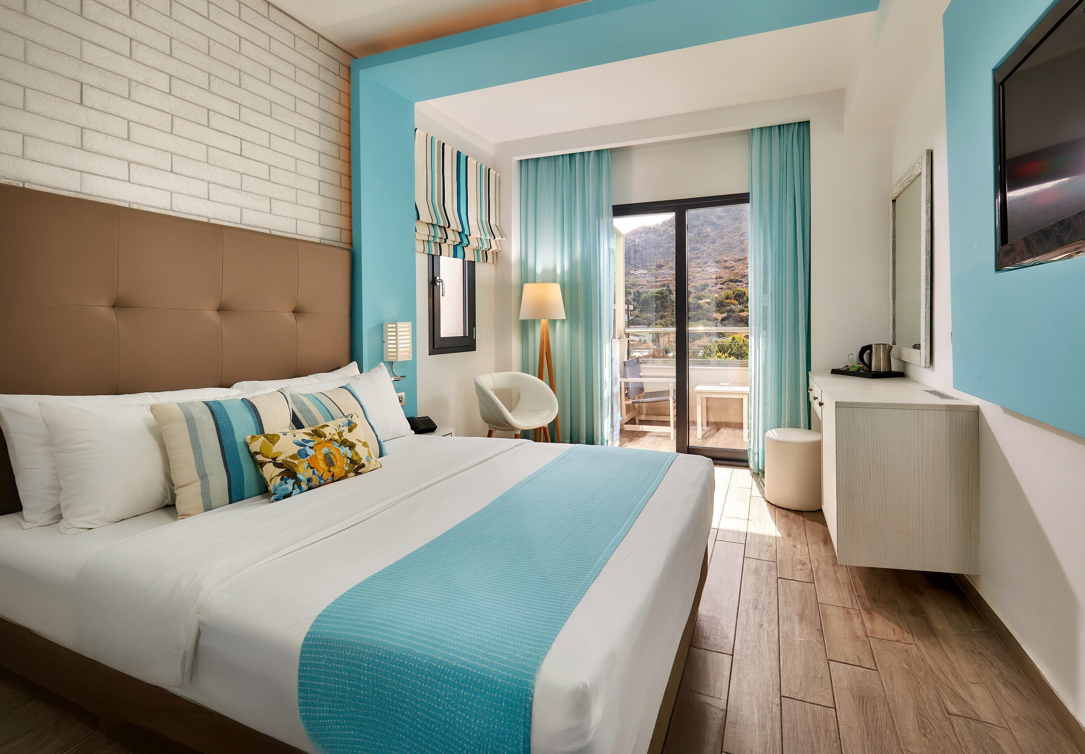 Superior Single Room Mountain View | 高档床上用品、记忆海绵床垫、笔记本电脑工作区、隔音