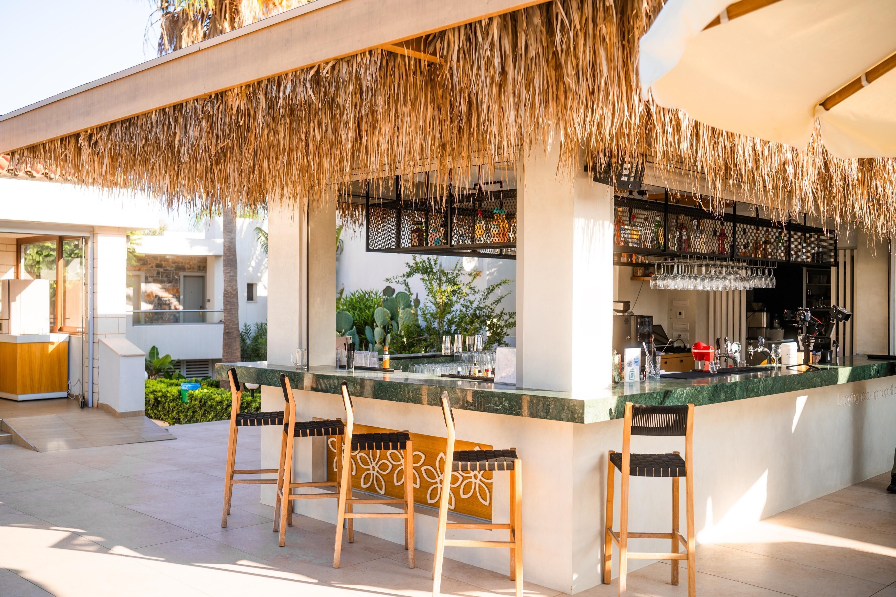 2 bares, 2 bares en la playa y bar junto a la piscina