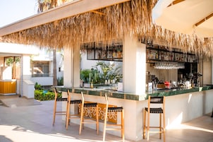 2 bares, 2 bares en la playa, bar junto a la piscina