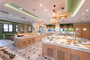 2 restaurants, serveren lunch, diner, internationale gerechten