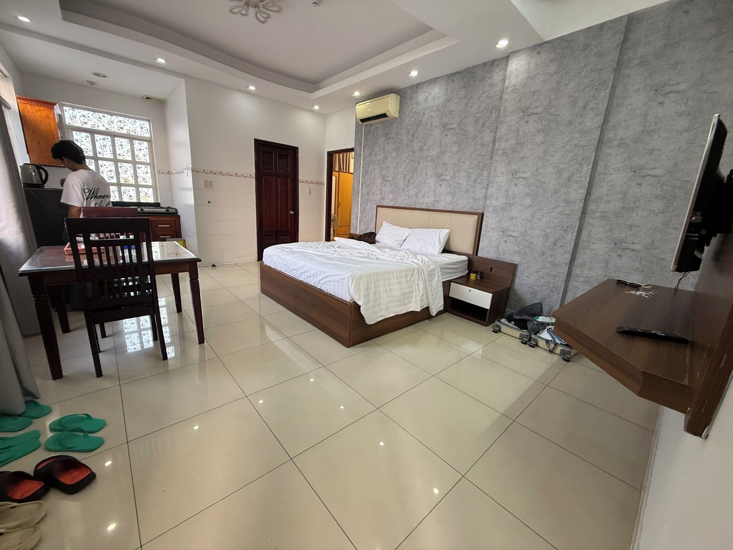 Family Room Apartment, 1 Bathroom, Kitchenette | Minibar, pengeskab på værelset, skrivebord, mørklægningsgardiner