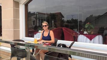 Breakfast, lunch, dinner served; Vietnamese cuisine