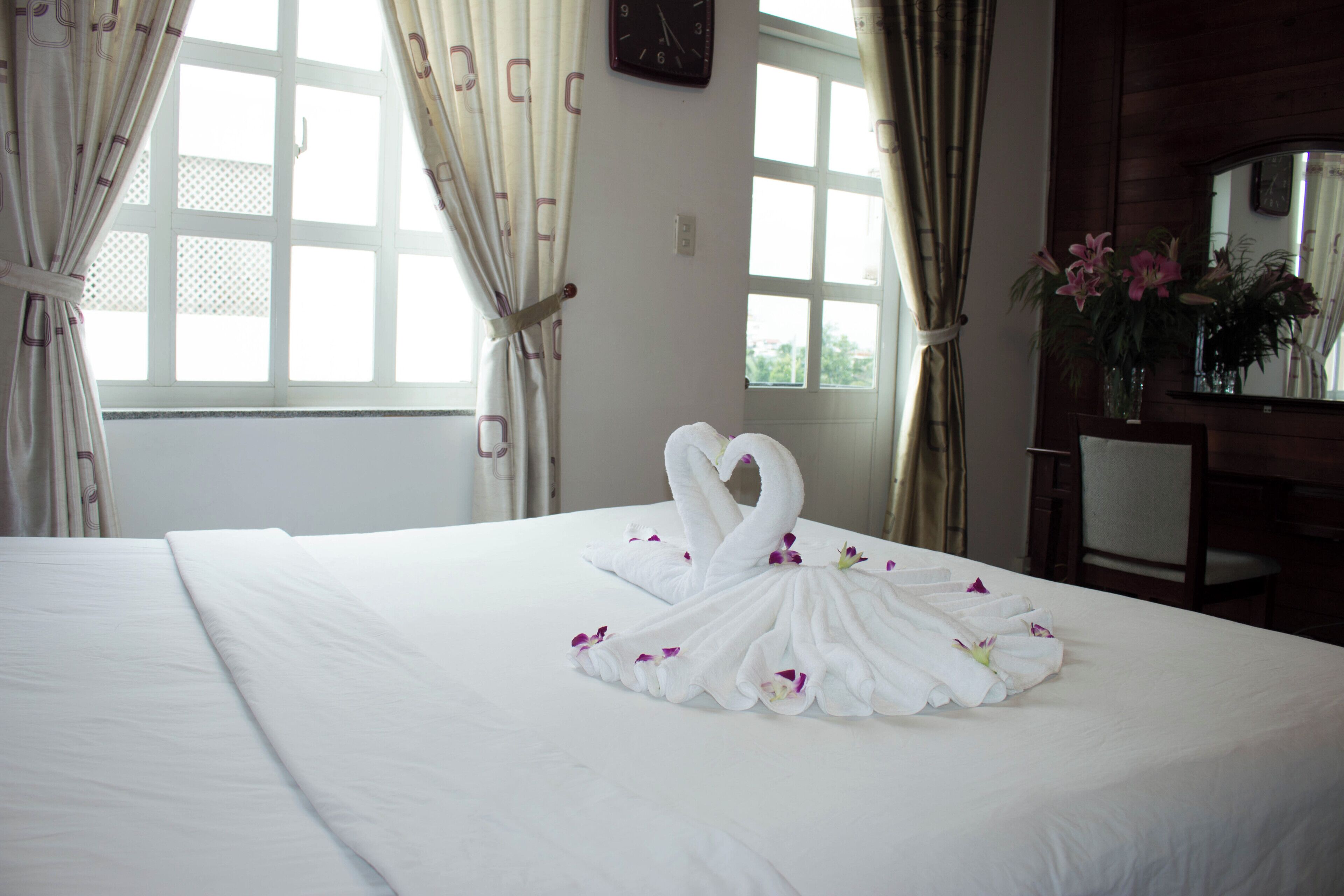 Standard Room | Minibar, in-room safe, desk, blackout drapes