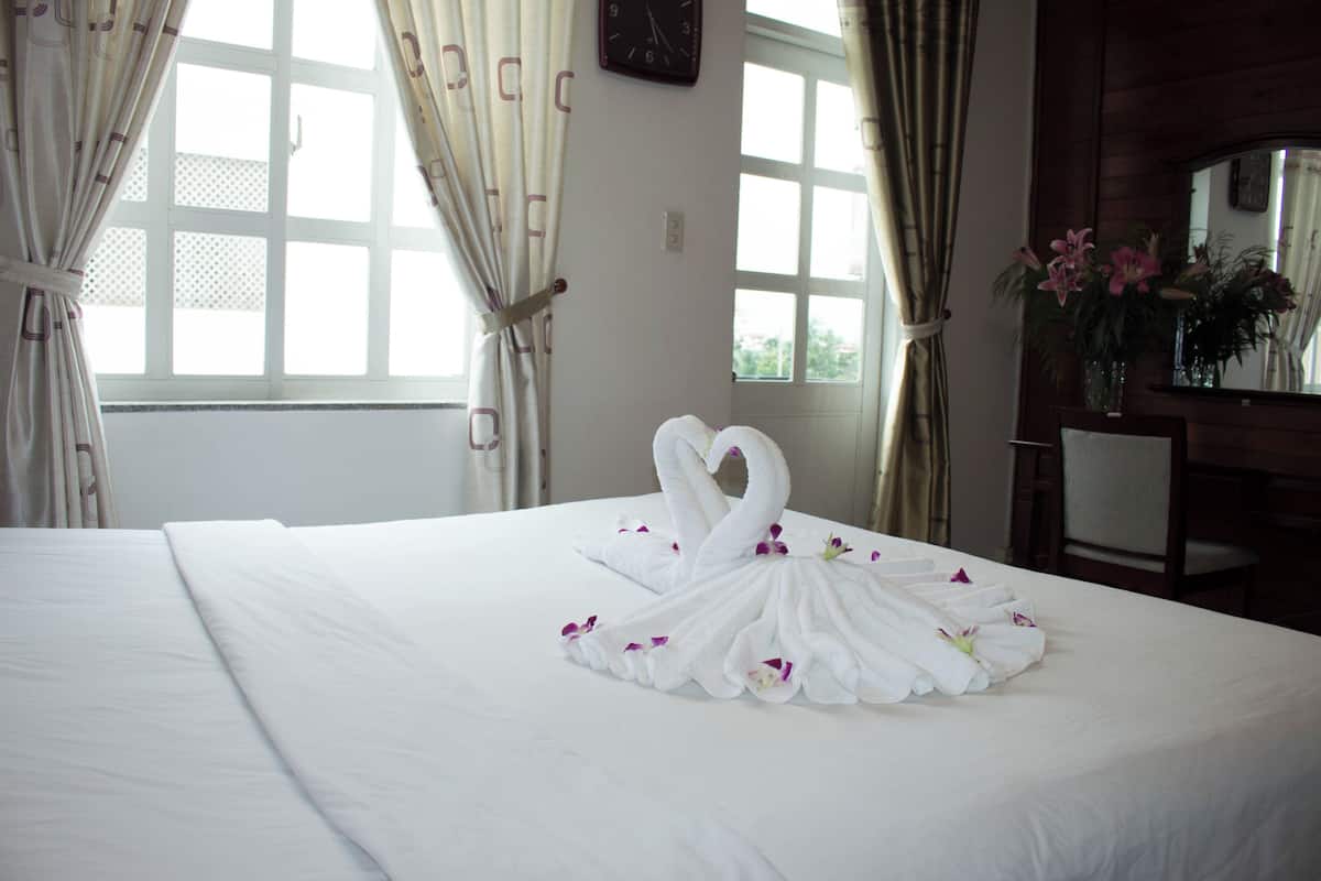 Standard Room | Minibar, in-room safe, desk, blackout drapes