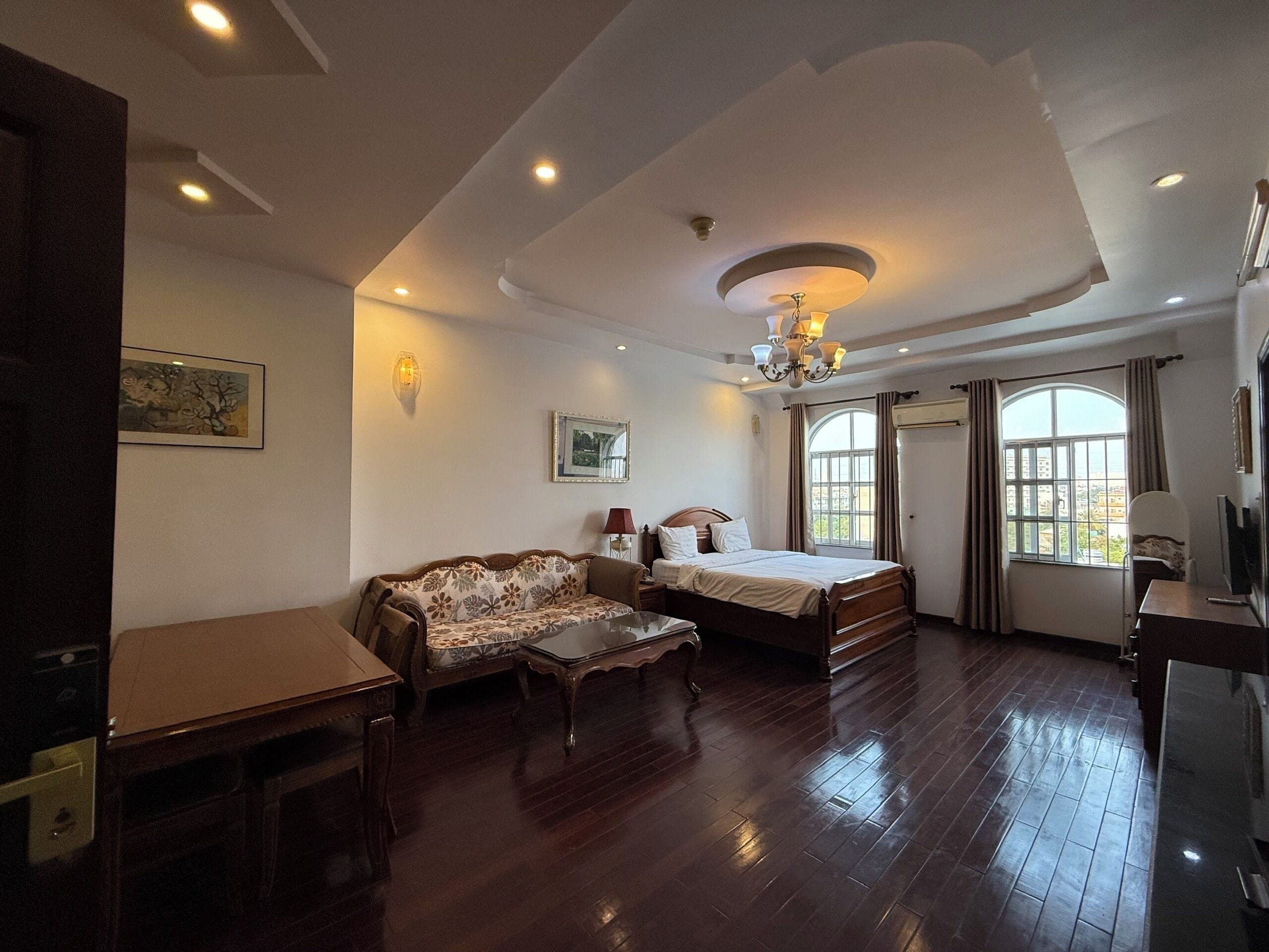 Deluxe Family Apartment, 2 Bathroom, Balcony, Kitchenette | Minibar, pengeskab på værelset, skrivebord, mørklægningsgardiner