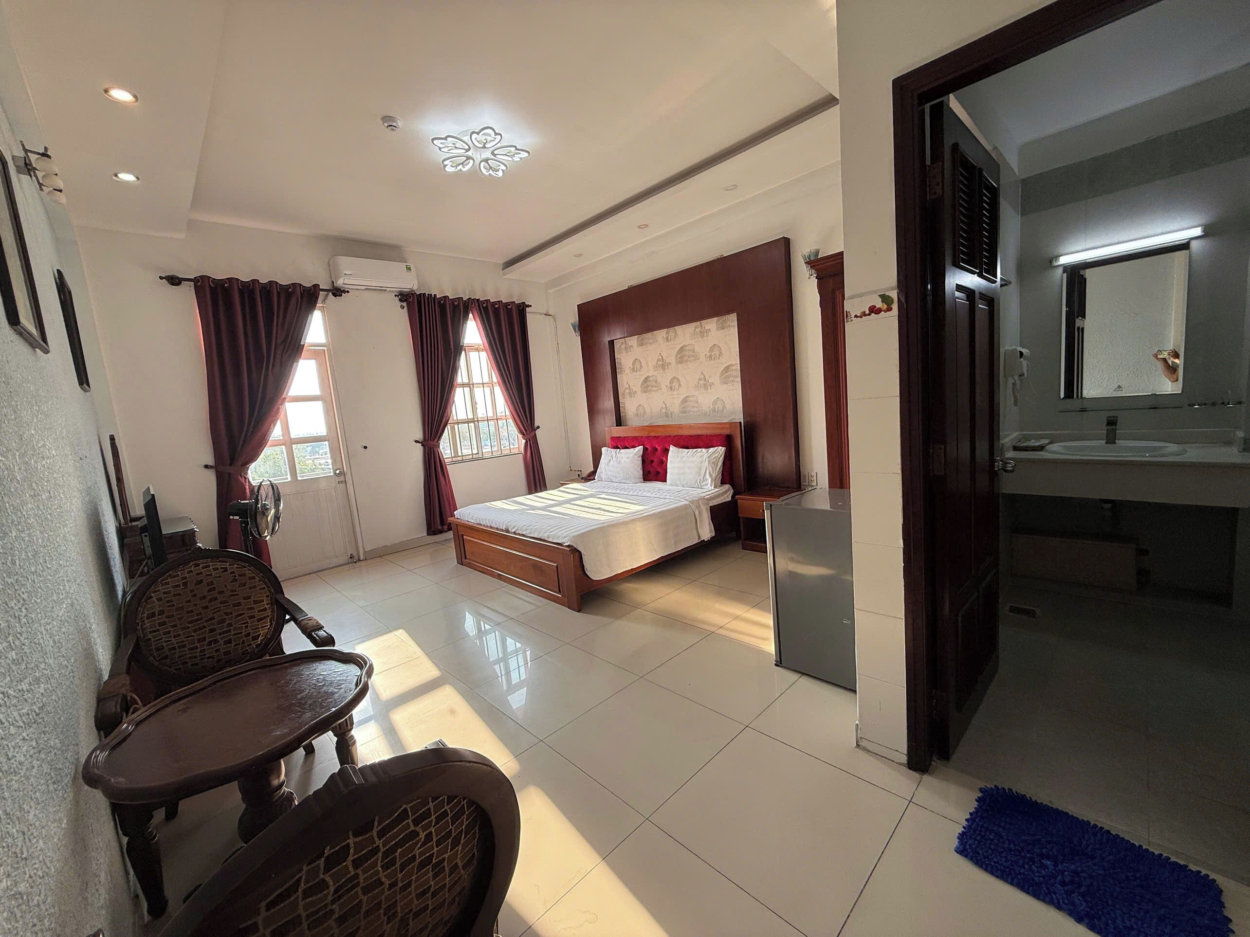 Minibar, coffres-forts dans les chambres, bureau, rideaux occultants