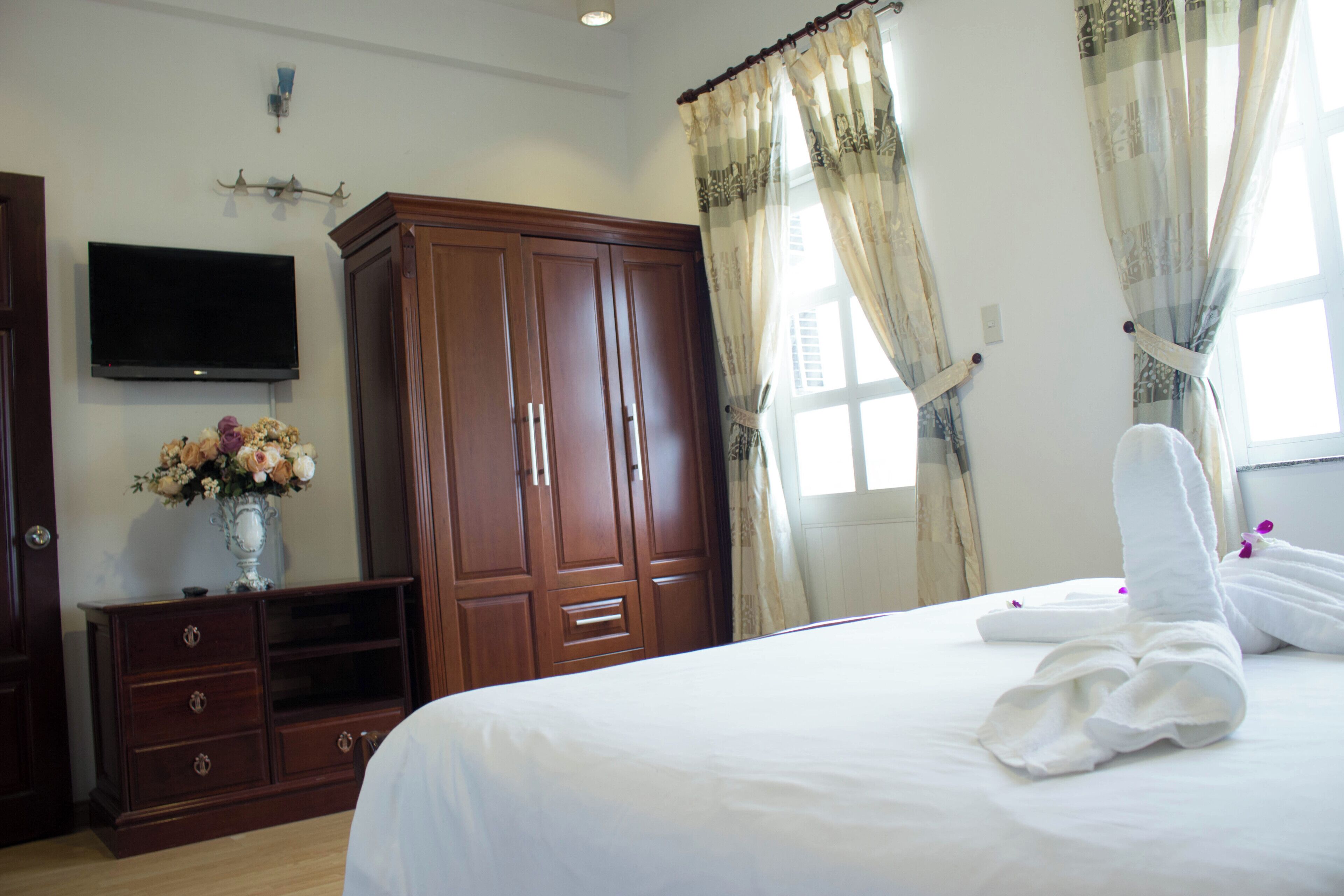 Family Room Apartment, 1 Bathroom, Kitchenette | Minibar, in-room safe, desk, blackout drapes