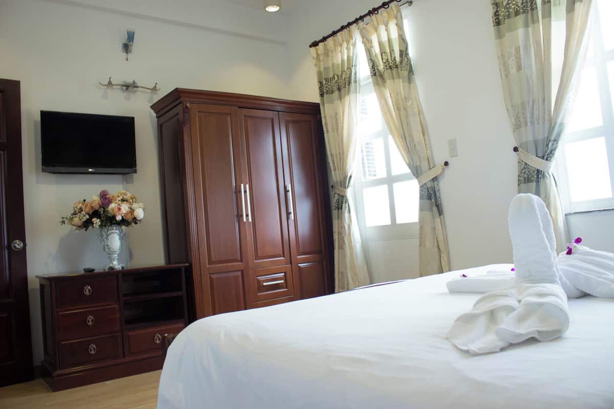 Family Room Apartment, 1 Bathroom, Kitchenette | Minibar, in-room safe, desk, blackout drapes