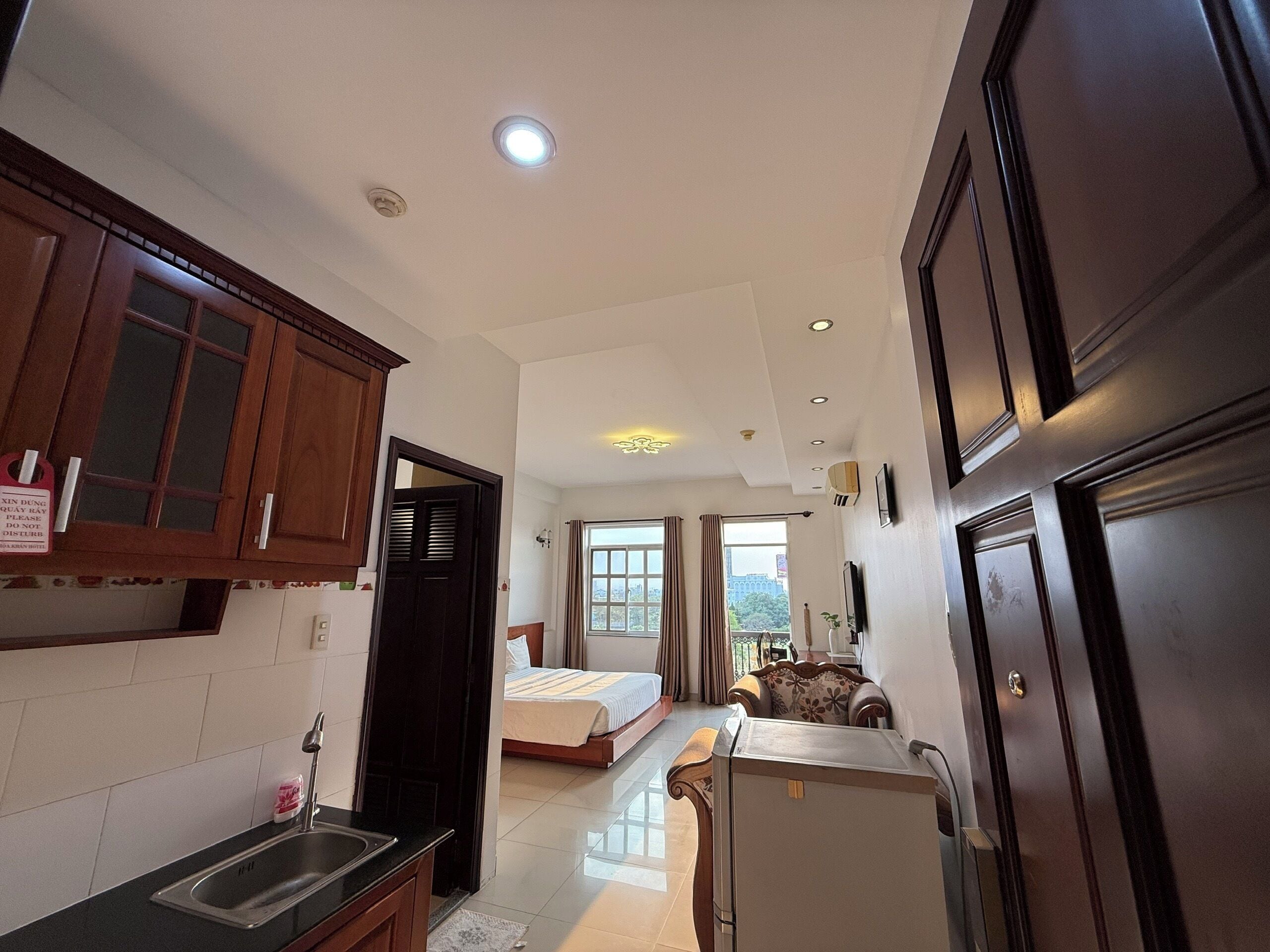 Deluxe-dobbeltværelse | Minibar, pengeskab på værelset, skrivebord, mørklægningsgardiner