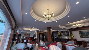 Phục vụ bữa sáng, bữa trưa, bữa tối, món ăn Việt Nam