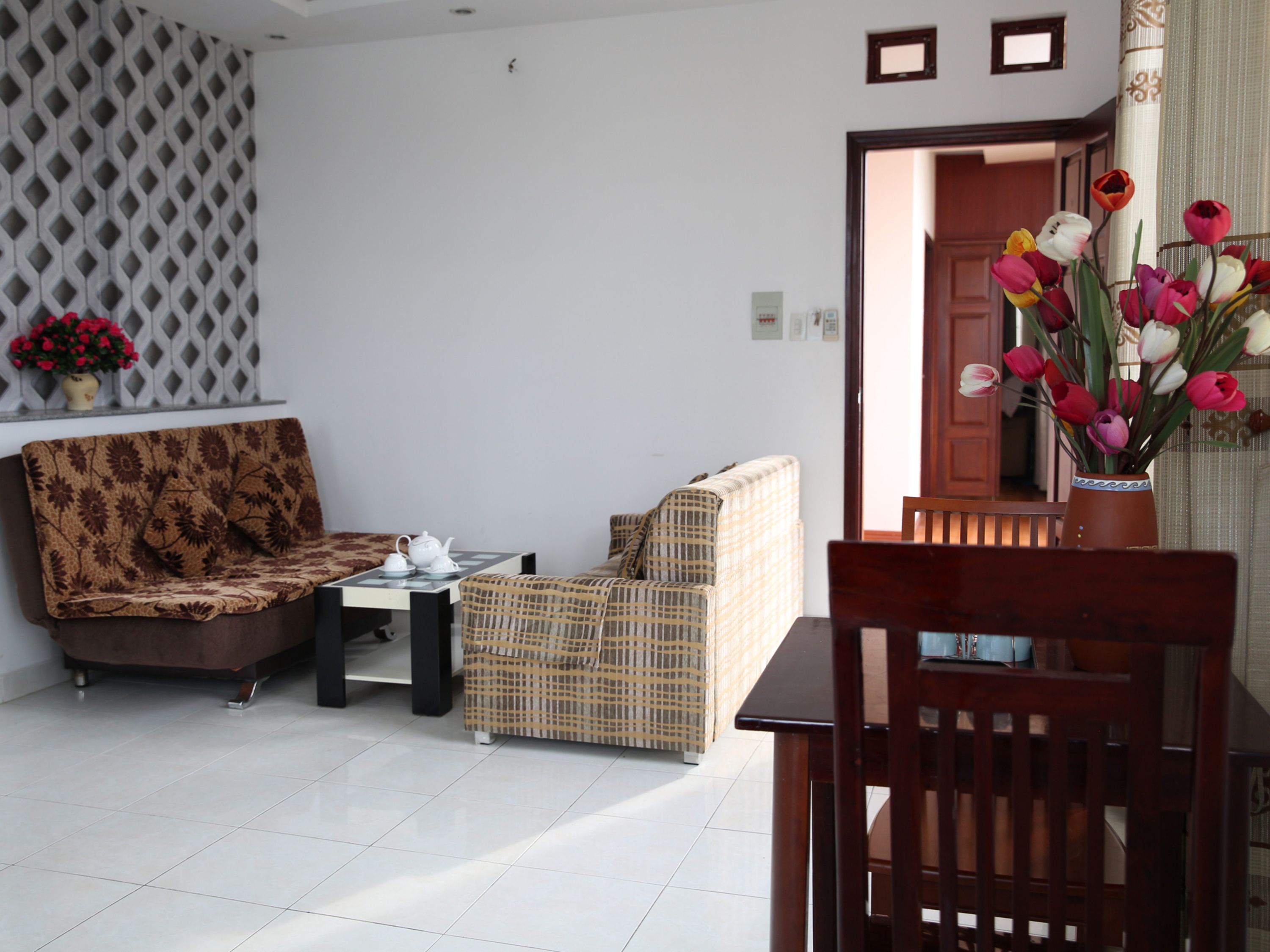apartment 1 bedroom | living room | 32-inch lcd tv with cable channels, tv, dvd player