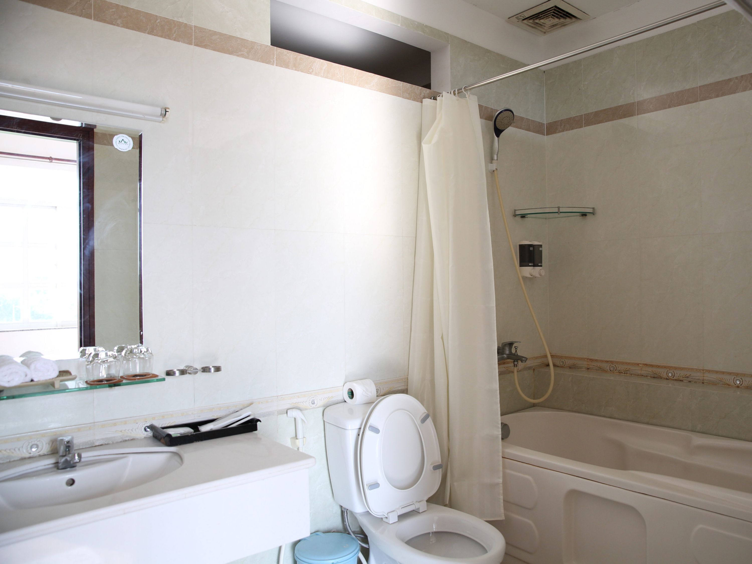 A bathroom with a toilet, sink, and bathtub.