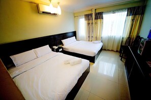 Standard Triple Room | Meja, Wi-fi percuma 