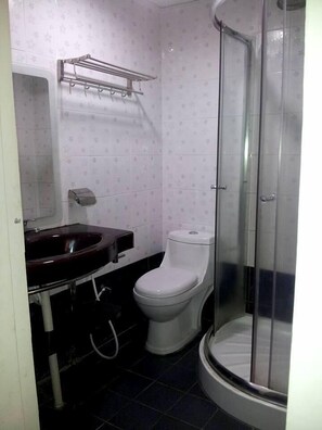 Standard Triple Room | Pancuran Bilik Mandi