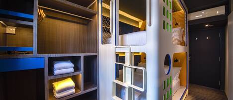 Minibar, caja fuerte, sistema de insonorización y wifi gratis