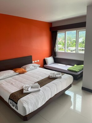 In-room safe, free WiFi, bed sheets - Chollada Inn (Kamala)