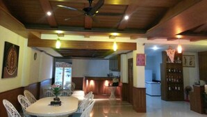 Lobby lounge - Chollada Inn (Kamala)